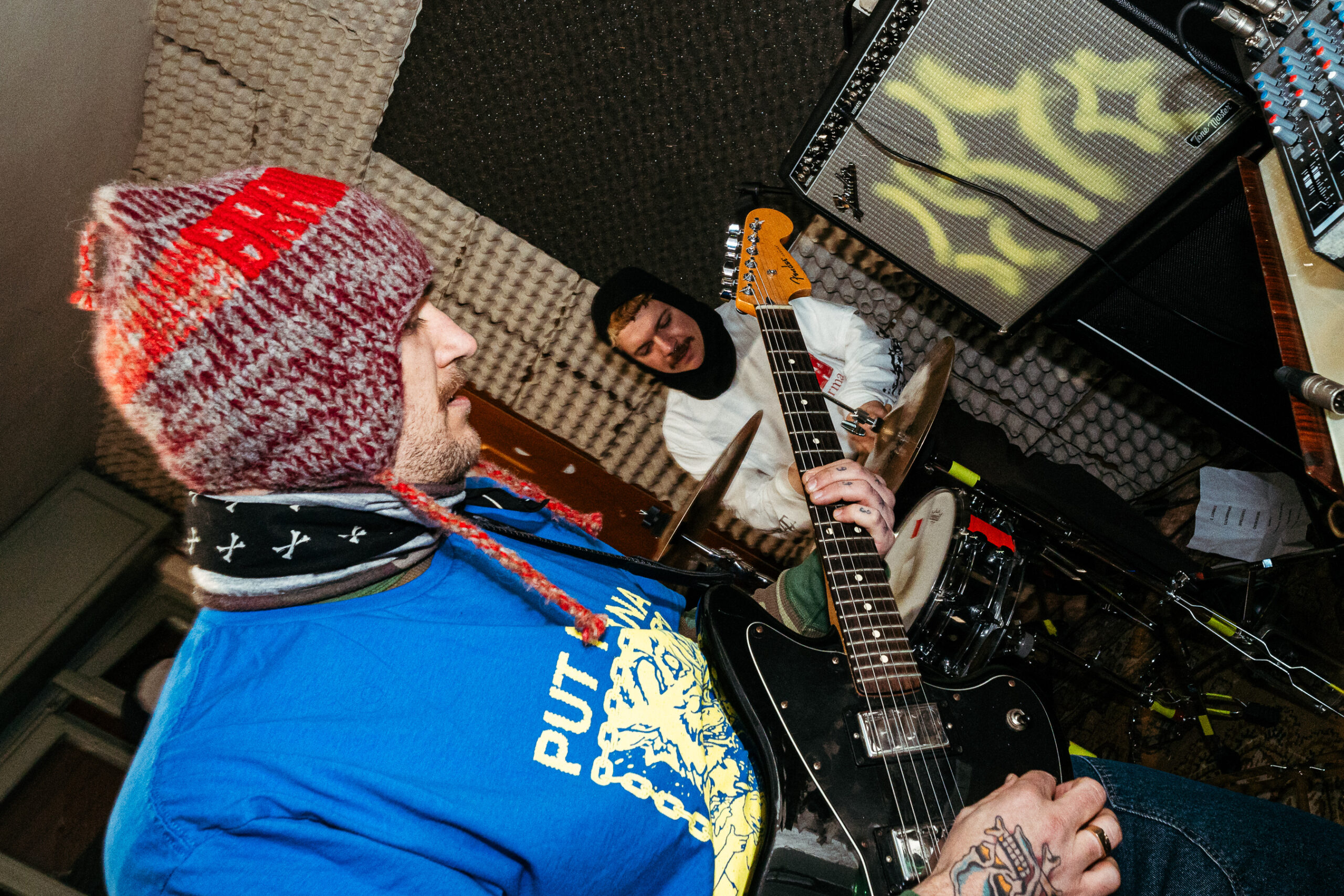Julian, led guitarist dei Trauma Glow e Chico, il batterista Foto di Andrea Rivadossi @theandreariva 