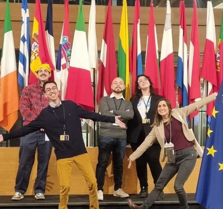 Comunicazione, uno studente e la sede del Parlamento Europe